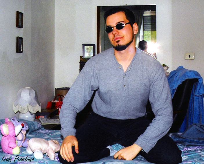 Aprile 1998 fiko sul letto con occhiali.jpg